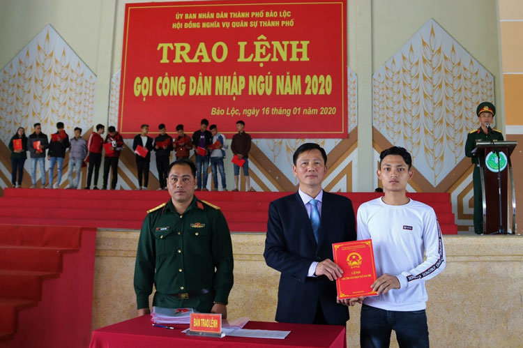 Ông Đoàn Kim Đình – Chủ tịch UBND TP Bảo Lộc trao lệnh gọi nhập ngũ cho các quân nhân trúng tuyển nghĩa vụ quân sự năm 2020