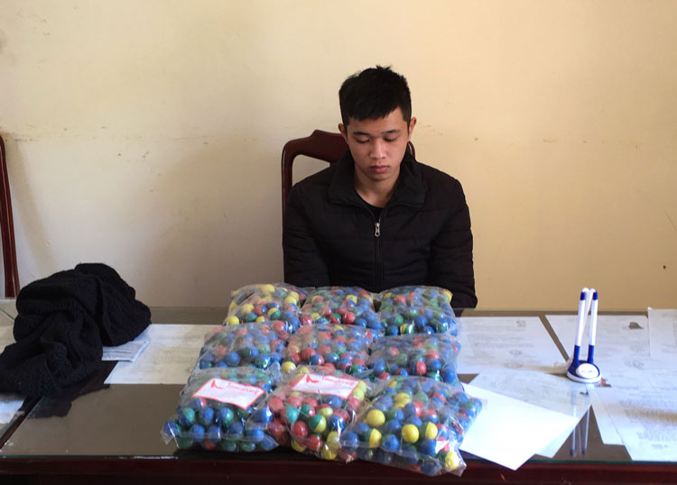 Đối tượng Nguyễn Quốc Bảo cùng số pháo bi bị bắt giữ