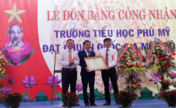 Phó Chủ tịch UBND huyện Cát Tiên Trần Đình Thái trao Bằng công nhận đạt chuẩn Quốc gia mức độ 2 cho đại diện nhà trường