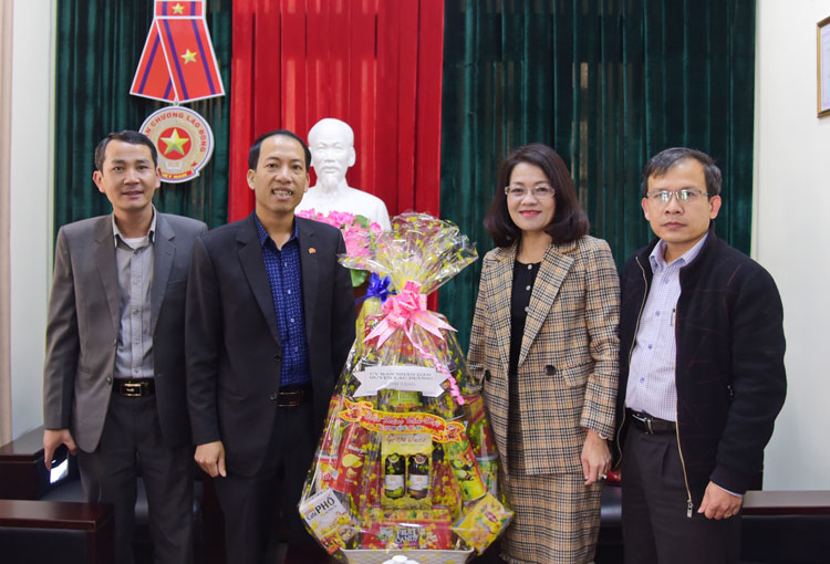 Lãnh đạo UBND huyện Lạc Dương thăm và chúc tết Báo Lâm Đồng