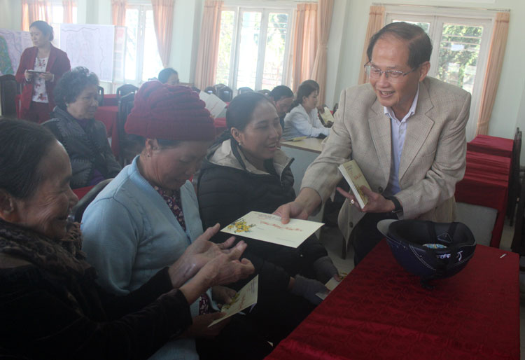 Chủ tịch Ủy ban MTTQ Việt Nam tỉnh Lâm Đồng Nguyễn Trọng Ánh Đông thăm và tặng quà tết gia đình chính sách, hộ khó khăn