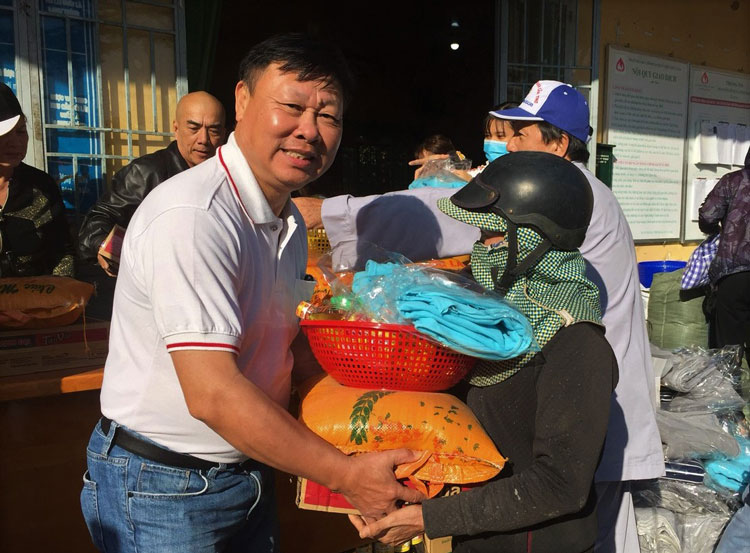 Ông Đỗ Hoàng Tuấn – Chủ tịch Hội Chữ thập đỏ tỉnh Lâm Đồng tặng quà tết Canh Tý 2020 cho người nghèo huyện Bảo Lâm