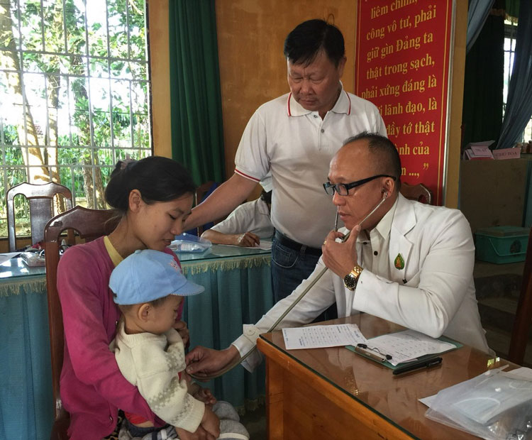 Các y, bác sĩ trong đoàn từ thiện khám bệnh cho người nghèo huyện Bảo Lâm