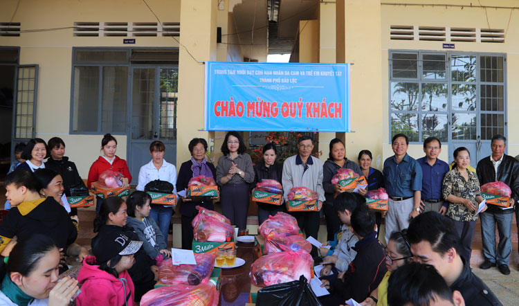 Báo Lâm Đồng trao quà tết cho con em nạn nhân chất độc da cam TP Bảo Lộc