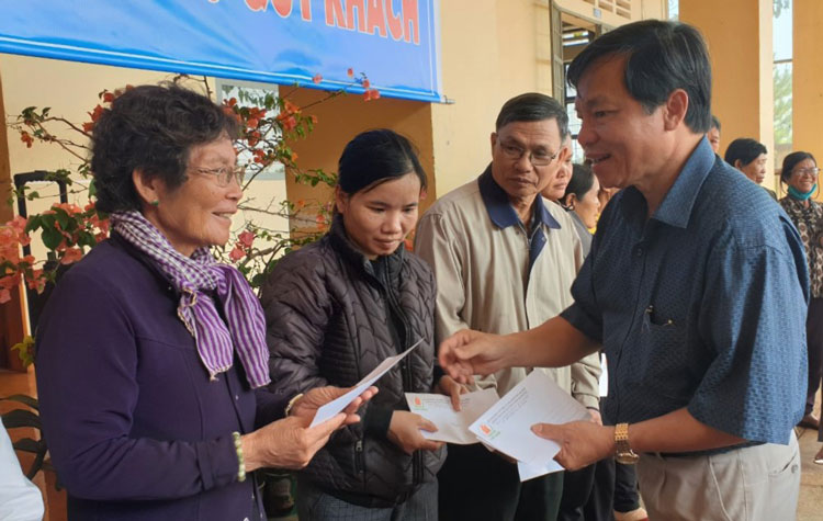 Ông Nguyễn Văn Triệu - Bí thư Thành ủy Bảo Lộc trao quà tết cho gia đình con em nạn nhân chất độc da cam