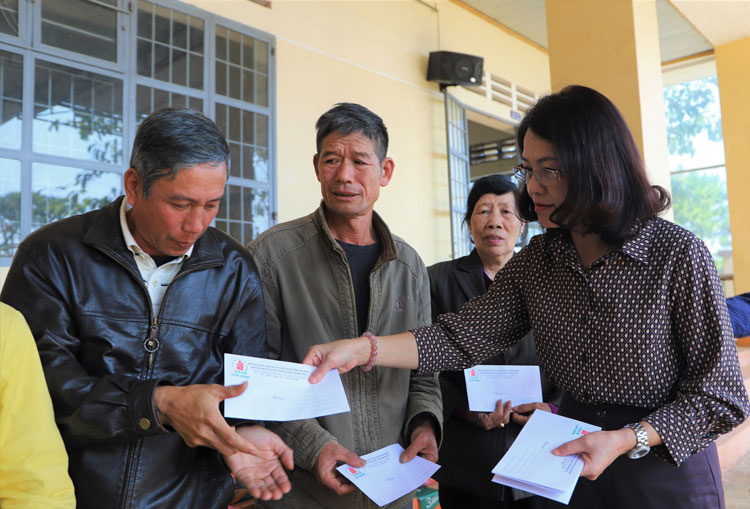 Bà Hồ Thị Lan - Tổng Biên tập Báo Lâm Đồng tặng quà tết cho gia đình con em NNCĐDC