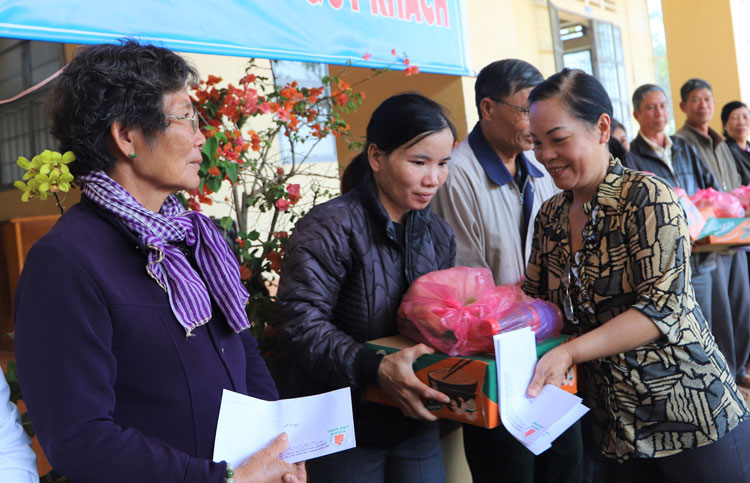 Bà Nguyễn Thị Thu Hồng - Chủ tịch Hội NNCĐDC Lâm Đồng trao quà tết cho gia đình con em NNCĐDCBảo Lộc