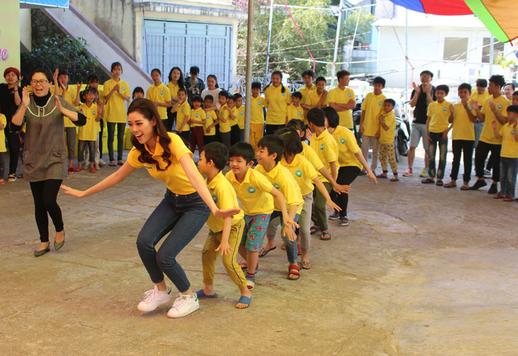 Hoa hậu Khánh Vân vui chơi cùng các em Trường Khiếm thính Lâm Đồng