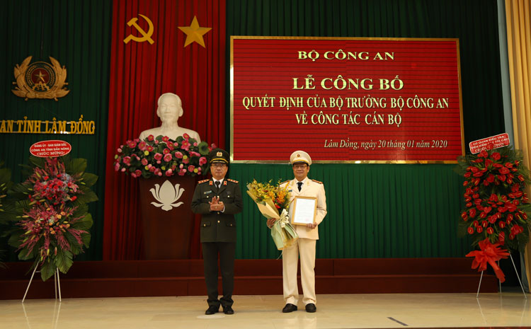 Thứ Trưởng Nguyễn Văn Thành trao quyết định bổ nhiệm cho Đại tá Lê Vinh Quy
