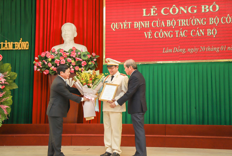 Bí thư Tỉnh uỷ Lâm Đồng (phải) và Chủ tịch UBND tỉnh (trái) tặng hoa chúc mùng tân giám đốc Công an tỉnh Lâm Đồng – Đại tá Lê Vinh Quy