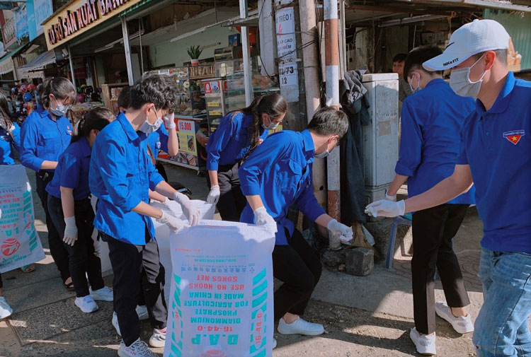 Hơn 200 bạn trẻ Bảo Lộc tham gia thu gom rác thải