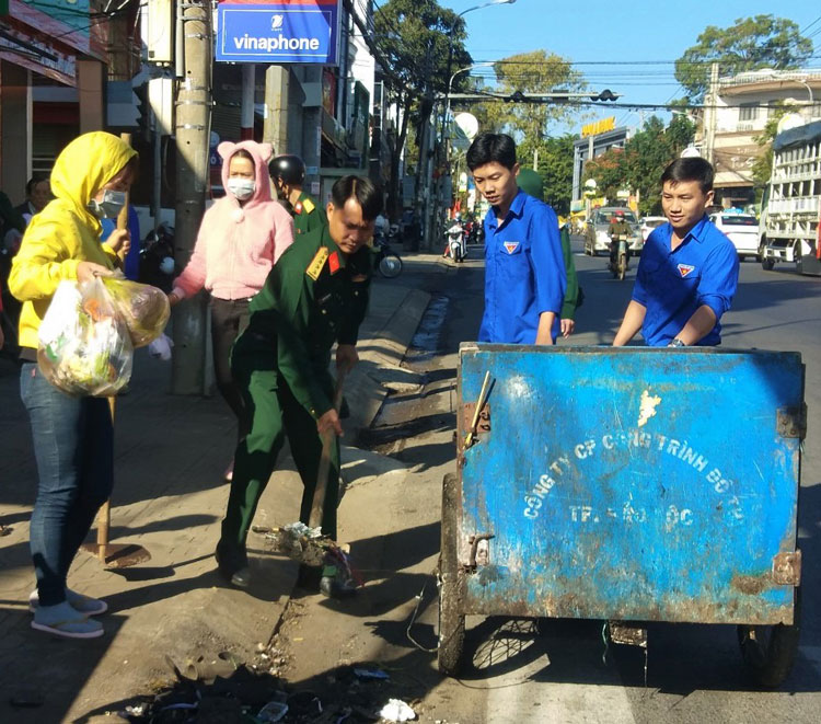 Cán bộ, chiến sĩ Ban Chỉ huy Quân sự TP Bảo Lộc tham gia dọn vệ sinh, thu gom rác