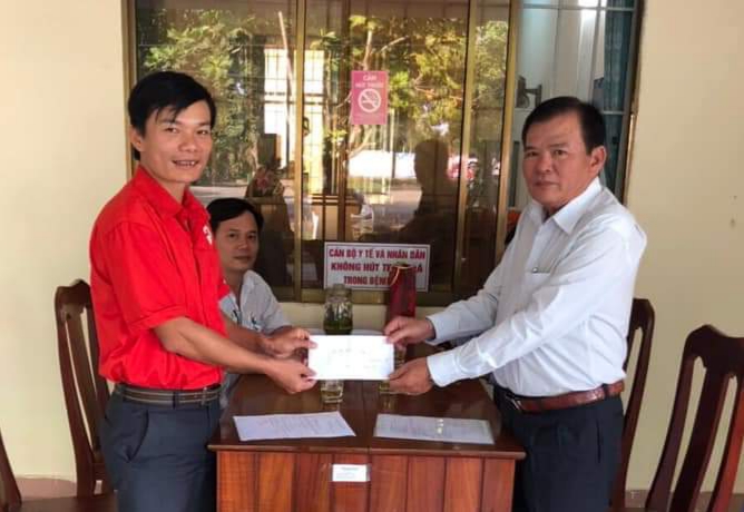 Ông Trần Văn Sun (Công ty TNHH Hiệp Hưng An, TP Hồ Chí Minh) trao tiền hỗ trợ cho bếp ăn từ thiện Trung tâm Y tế huyện Đạ Tẻh