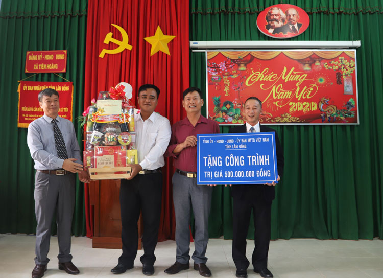 Đồng chí Trần Văn Hiệp – Phó Bí thư Tỉnh ủy Lâm Đồng (bìa phải) chúc tết và trao tặng công trình 500 triệu đồng cho Đảng bộ, chính quyền và Nhân dân xã Tiên Hoàng (Cát Tiên)