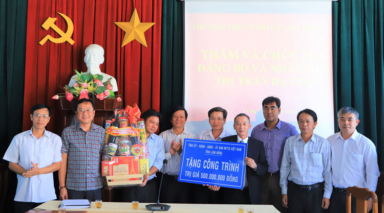 Đồng chí Trần Văn Hiệp – Phó Bí thư Tỉnh ủy trao tặng công trình 500 triệu cho thị trấn Đạ Tẻh (huyện Đạ Tẻh)