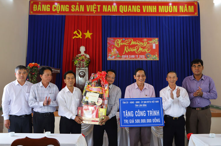 Phó Bí thư Tỉnh ủy Lâm Đồng Trần Văn Hiệp thăm, chúc tết và trao tặng công trình 500 triệu đồng cho Đảng bộ, chính quyền và Nhân dân thị trấn Đạ M’ri