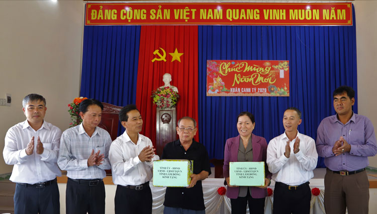 Đồng chí Trần Văn Hiệp cùng Đoàn công tác tặng quà cho gia đình bà Trần Thị Ly và gia đình ông Phùng Văn Hồng (thị trấn Đạ M’ri)