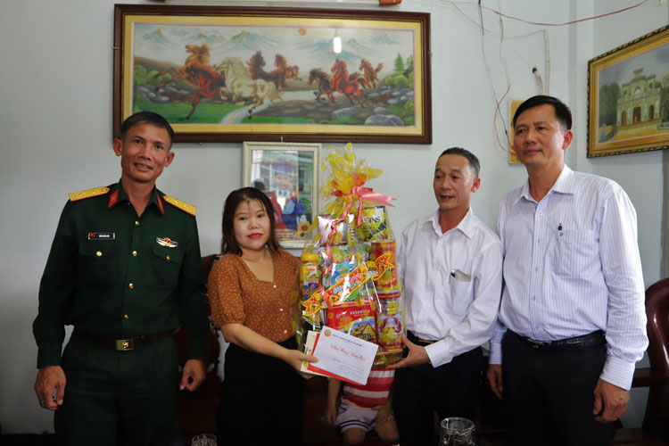 Phó Bí thư Tỉnh ủy Trần Văn Hiệp thăm, chúc tết và tặng quà Công ty Thủy điện Đồng Nai