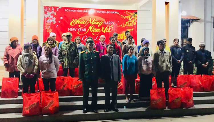 Lãnh đạo Bộ Chỉ huy Quân sự tỉnh và lãnh đạo huyện Lạc Dương tặng quà động viên bà con các dân tộc xã Đa Nhim vui xuân đón tết an toàn, hạnh phúc