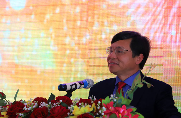 Ông Nguyễn Văn Triệu – Bí thư Thành ủy Bảo Lộc phát biểu chúc mừng năm mới tới bà con kiều bào tại buổi gặp mặt