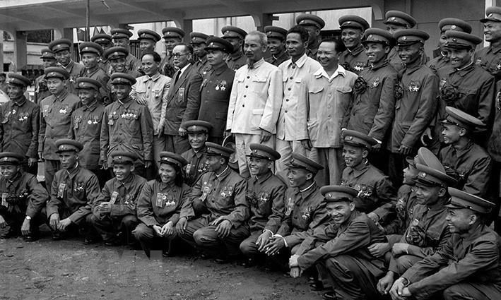 Chủ tịch Hồ Chí Minh và lãnh đạo Đảng, Nhà nước với đại biểu tại Đại hội tuyên dương Anh hùng, Chiến sĩ thi đua toàn quân lần thứ 3, ngày 7/5/1956.
