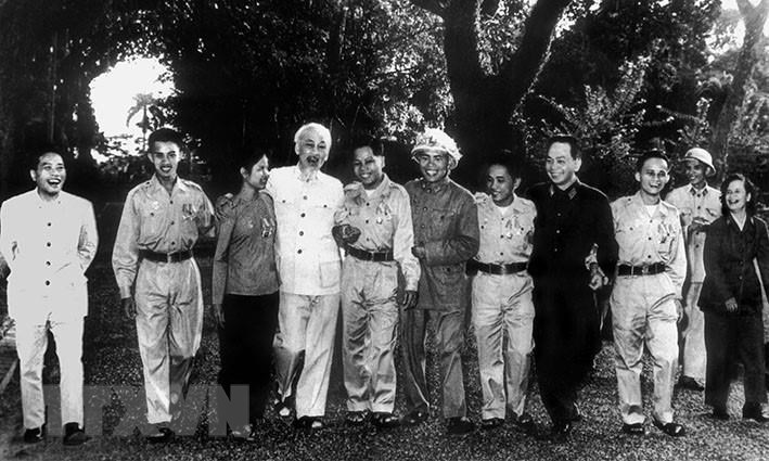 Chủ tịch Hồ Chí Minh, Đại tướng Võ Nguyên Giáp cùng Đoàn đại biểu Anh hùng lực lượng vũ trang nhân dân giải phóng miền Nam trong vườn xoài ở Phủ Chủ tịch (15/11/1965). 