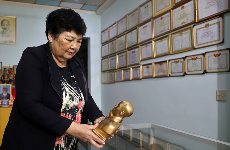 Tượng Bác Hồ, món quà vô giá và ý nghĩa gắn liền với cả cuộc đời của cựu nữ pháo binh Lưu Thị Thanh An và được cô lưu giữ từ năm 1976 đến nay. Ảnh: K.Phúc