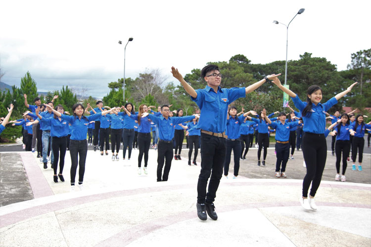 Tiếp đà những dấu ấn đạt được năm 2019, thanh niên Lâm Đồng tiếp tục nỗ lực để tự hào tiến bước dưới cờ Đảng. Ảnh: Việt Quỳnh