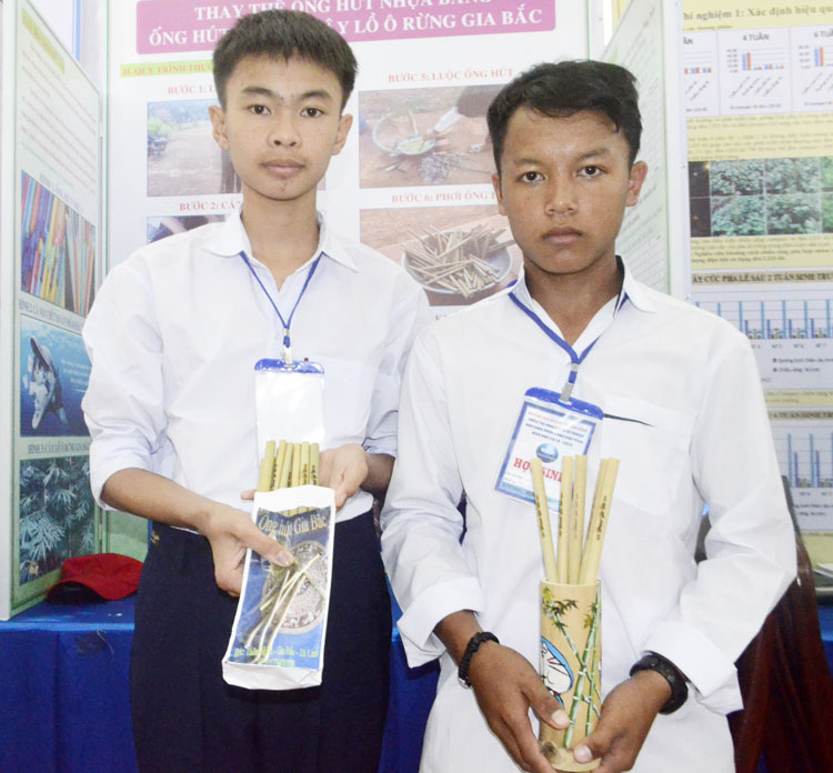 Quang Minh và K’Niên giới thiệu sản phẩm ống hút làm từ cây lồ ô rừng Gia Bắc tại Cuộc thi Khoa học kỹ thuật dành cho học sinh trung học tỉnh Lâm Đồng năm học 2019 - 2020. Ảnh: T.Hương