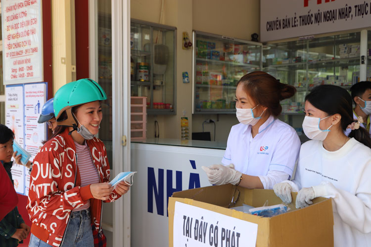 Nhà thuốc An Khang, một trong những điểm phát khẩu trang miễn phí đầu tiên ở Bảo Lộc. Ảnh: Khánh Phúc
