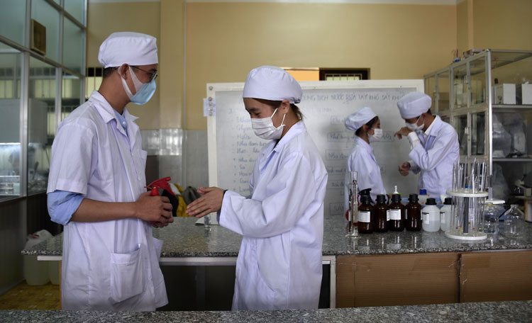 Trường Đại học Yersin Đà Lạt điều chế dung dịch nước rửa tay khô phát miễn phí