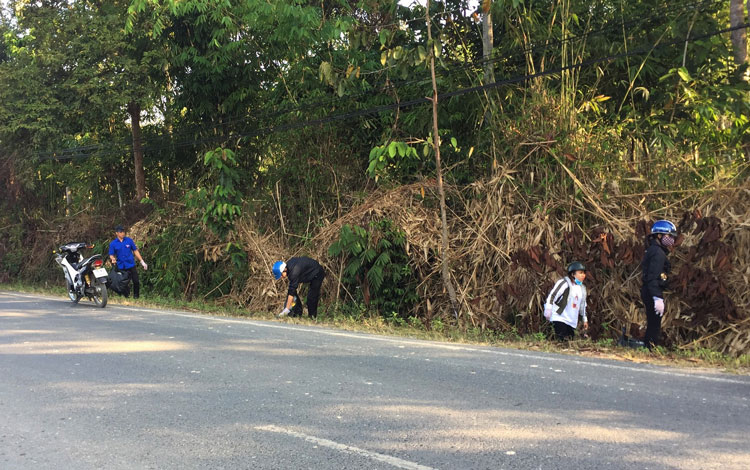 ĐVNT huyện Đạ Huoai tích cực tham gia thu gom rác giữ gìn vệ sinh mô trường