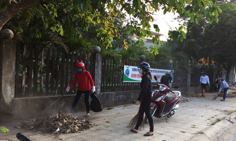 ĐVTN và người dân xã Mađaguôi, huyện Đạ Huoai quét dọn vệ sinh làm sạch tuyến Tỉnh lộ 721 (đoạn qua địa bàn xã)