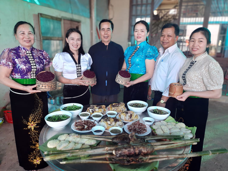 Các món ăn đặc sắc của dân tộc Thái và Tày.