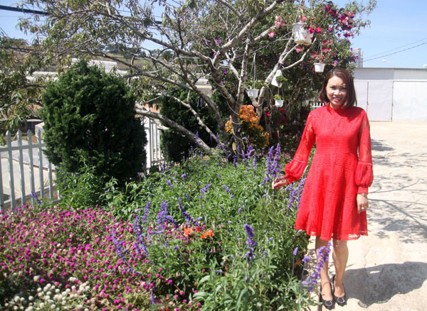 Chị Trần Thị Thanh Dung với khoảng vườn trồng hoa của mình