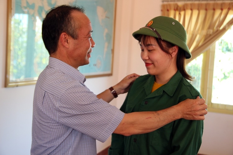 Thượng tá Nguyễn Văn Quang tự hào khi con gái Nguyễn Trúc Sơn nay đã trở thành đồng chí