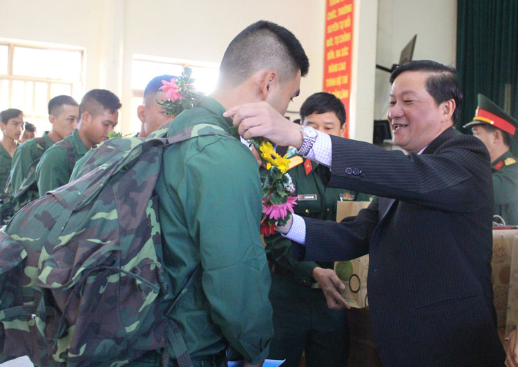 Đồng chí Trần Đức Quận – Phó Bí thư Thường trực Tỉnh ủy, Chủ tịch HĐND tỉnh, trao hoa, quà cho các tân binh