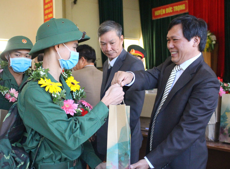 Đồng chí Võ Văn Phương – Phó Bí thư Huyện ủy, Chủ tịch UBND huyện Đức Trọng, trao hoa, quà cho các tân binh