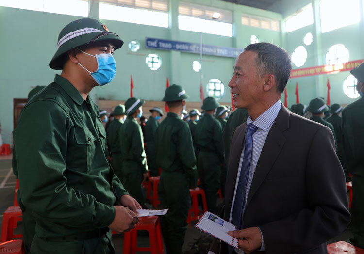 Đồng chí Trần Văn Hiệp - Phó Bí thư Tỉnh ủy Lâm Đồng trao quà động viên tân binh huyện Đạ Huoai lên đường làm nhiệm vụ