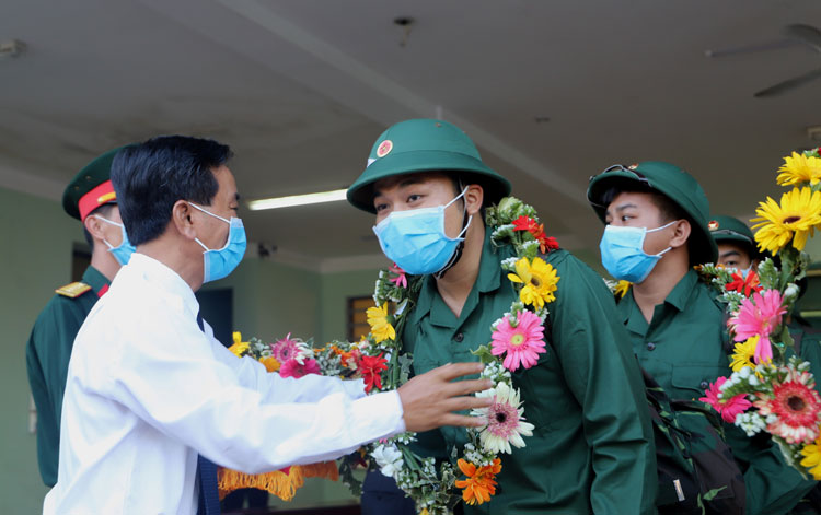 Lãnh đạo huyện Đạ Huoai trao quà động viên tân binh
