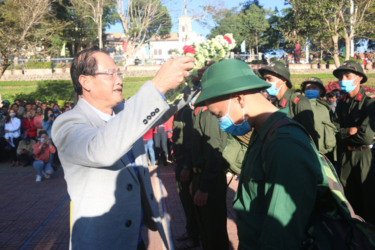 Đồng chí Nguyễn Trọng Ánh Đông - Ủy viên Ban Thường vụ Tỉnh ủy, Chủ tịch Ủy ban MTTQ Việt Nam tỉnh đeo vòng hoa động viên các tân binh lên đường nhập ngũ