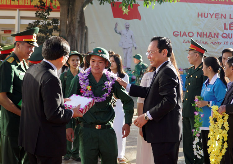 Đồng chí Nguyễn Văn Yên - Phó Chủ tịch UBND tỉnh và các đồng chí lãnh đạo tặng hoa và quà động viên các thanh niên lên đường làm nhiệm vụ
