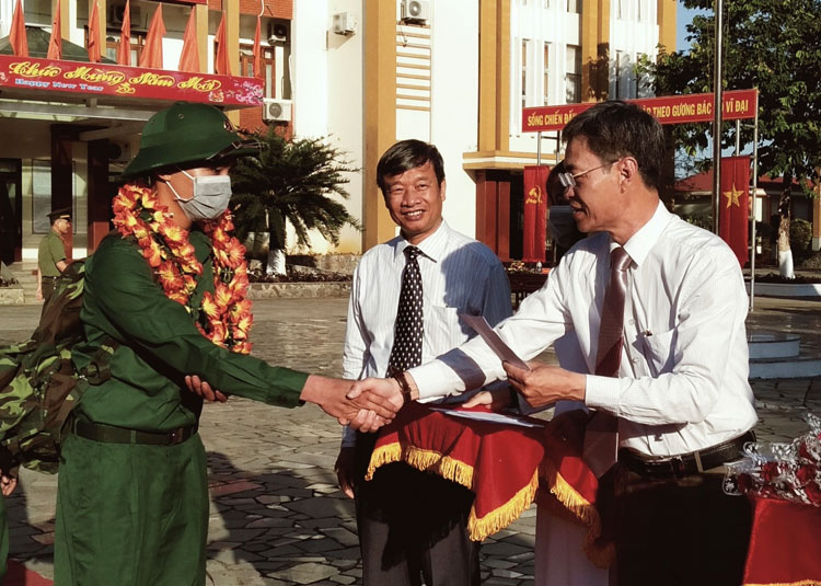 Ông Trần Duy Hùng - Trưởng Ban Tổ chức Tỉnh ủy và lãnh đạo huyện Cát Tiên tặng quà cho các tân binh lên đường nhập ngũ