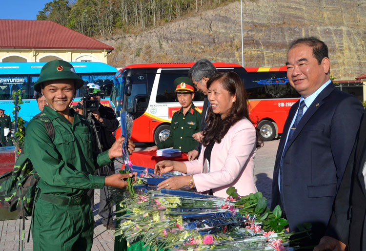 Đồng chí Nguyễn Thị Lệ - Trưởng Ban Dân vận Tỉnh ủy và lãnh đạo địa phương tặng hoa động viên chiến sỹ mới