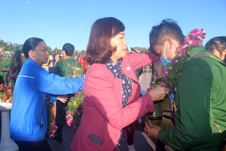 Đồng chí Huỳnh Thị Thanh Xuân - Bí thư Thành ủy Đà Lạt tặng hoa động viên thanh niên lên đường nhập ngũ Thanh niên Đà Lạt vinh dự, tự hào lên đường thực hiện nghĩa vụ quân sự