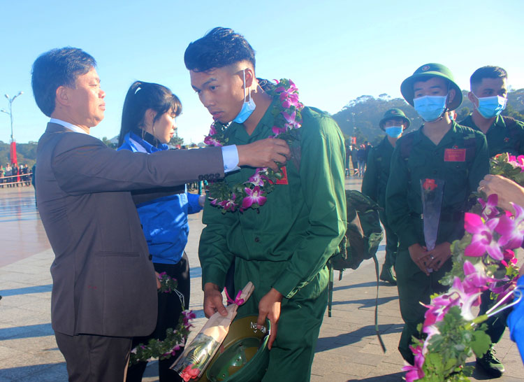 Đồng chí Nguyễn Quang Hải – Chủ tịch Ủy ban MTTQ Việt Nam thành phố Đà Lạt tặng hoa động viên thanh niên lên đường nhập ngũ