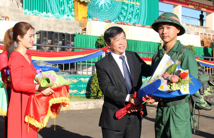 Đồng chí Đoàn Văn Việt - Chủ tịch UBND tỉnh, tặng hoa động viên tân binh lên đường nhập ngũ