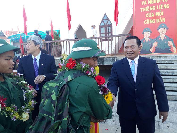 Đồng chí K’Mát - Phó Chủ tịch Thường trực HĐND tỉnh Lâm Đồng động viên các thanh niên lên đường thực hiện nghĩa vụ