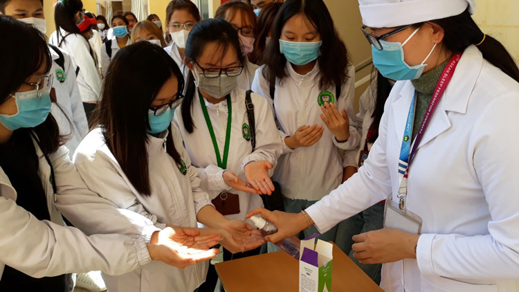 100% sinh viên Trường Cao đẳng Y tế Lâm Đồng được hướng dẫn đúng cách về rửa tay sát khuẩn trước khi vào lớp