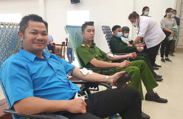 Các tình nguyện viên tham gia hiến máu tại Bảo Lộc vào sáng 13/2